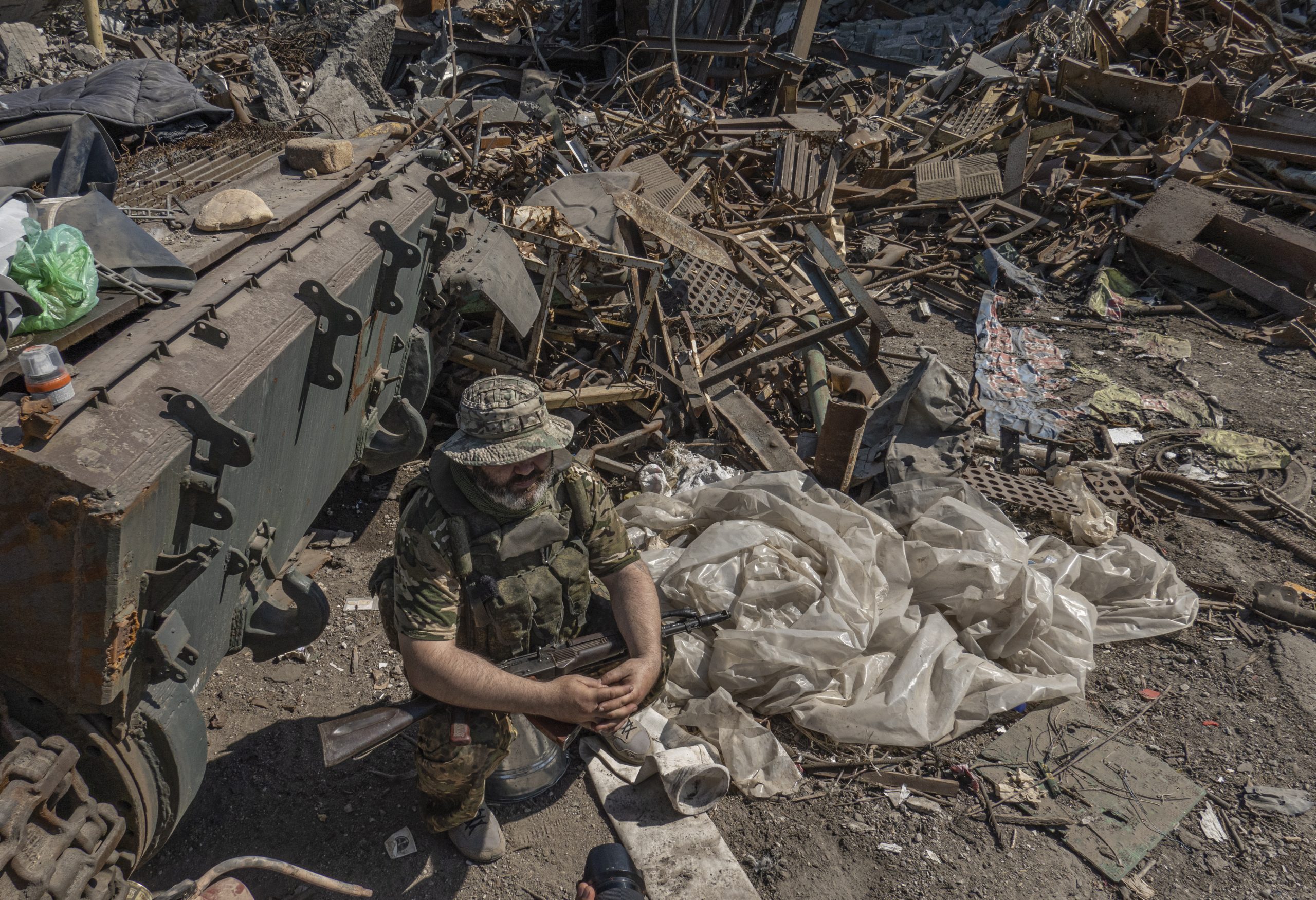 epa10011297 A picture taken during a visit to Mariupol organized by the Russian military shows a self-proclaimed Donetsk People Republic militia on guard at the destroyed entrance of the Azovstal steel plant in Mariupol, eastern Ukraine, 13 June 2022. According to a statement by the Ukrainian Presidential Office on 06 June quoting President Zelensky, there may be more than 2,500 prisoners from the Azovstal plant being held captive by Russian forces. On 24 February Russian troops entered Ukrainian territory starting a conflict that has provoked destruction and a humanitarian crisis.  EPA/SERGEI ILNITSKY