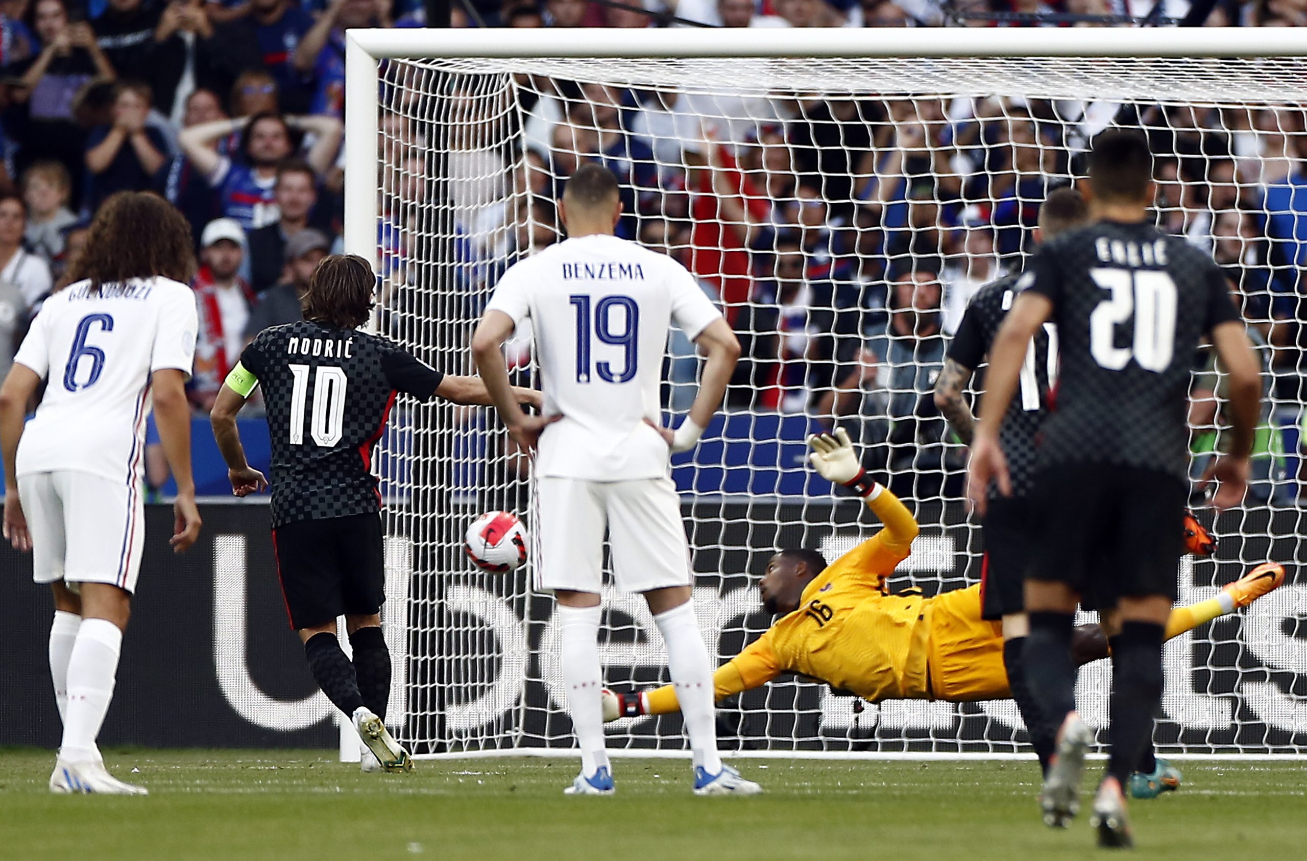 epa10011386 Luka Modric of Croatia (2L) scores the 1-0 by penalty during the UEFA Nations League soccer match between France and Croatia in Saint-Denis, near Paris, France, 13 June 2022.  EPA/Mohammed Badra