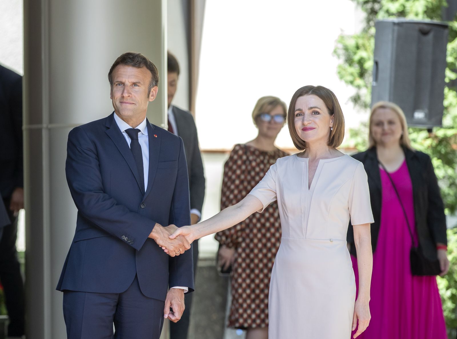 epa10014241 President of Moldova Maia Sandu (R,front) and French President Emmanuel Macron (L,front) shake hands at the State Residence in Chisinau, Moldova, 15 June 2022. Macron visits the Republic of Moldova on 15 June after meeting with troops stationed in Romania with the NATO Response Force, as part of an official visit to the region.  EPA/DUMITRU DORU