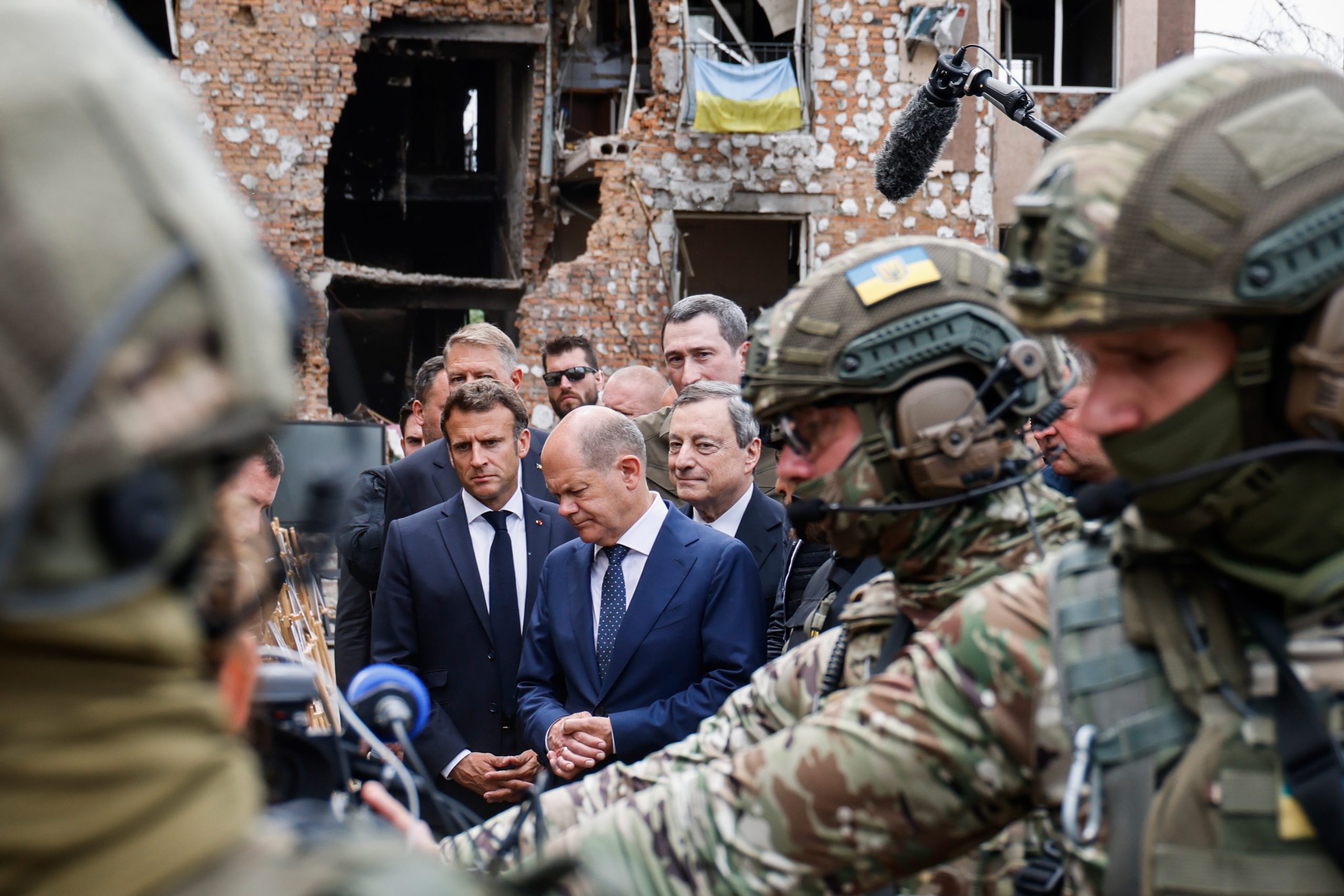 epa10015602 French President Emmanuel Macron (C-L), German Chancellor Olaf Scholz (C) and Italian Prime Minister Mario Draghi (C-R) visit Irpin, Ukraine, 16 June 2022. The three EU leaders arrived on a night train from Poland to Kyiv and will meet Ukrainian President Volodymyr Zelensky, at a time when the country is pushing for EU membership.  EPA/LUDOVIC MARIN / POOL MAXPPP OUT