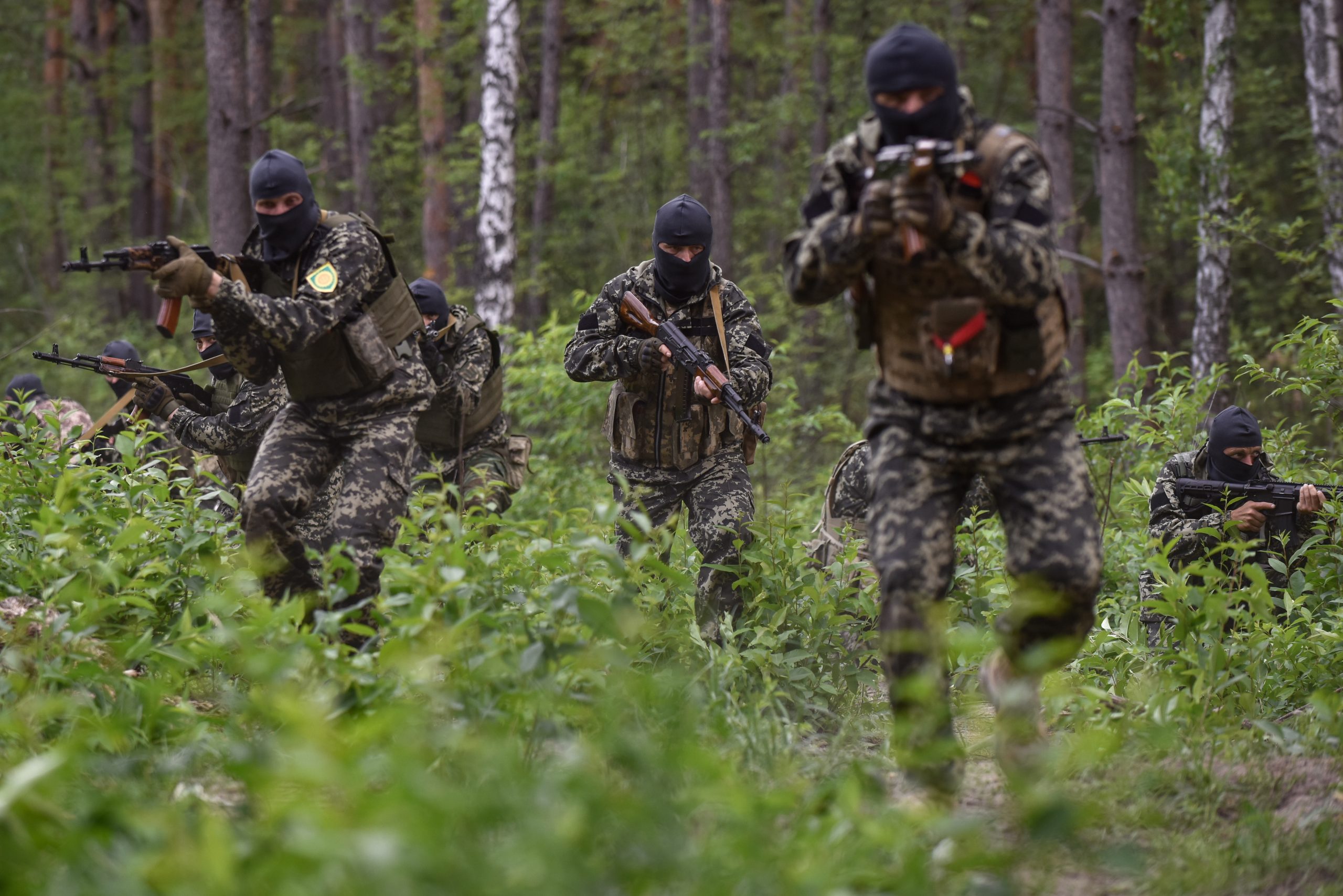 epa10018115 Members of the Bucha territorial defense forces hold their positions as they take part in combat training near Kyiv (Kiev), Ukraine, 17 June 2022. Russian troops on 24 February entered Ukrainian territory, starting a conflict that has provoked destruction and a humanitarian crisis.  EPA/OLEG PETRASYUK