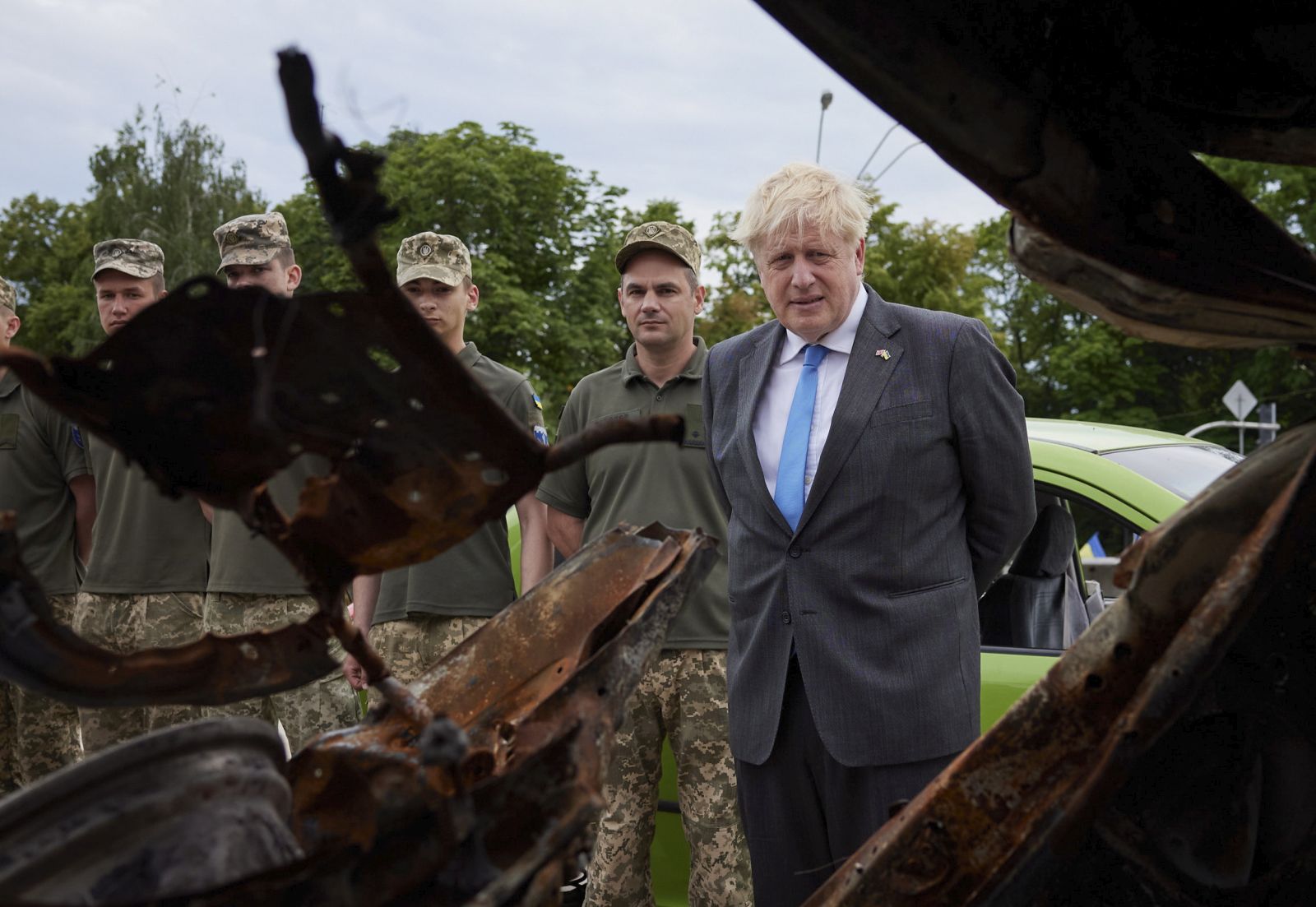 epa10019069 A handout photo made available by the Ukrainian Presidential Press Service shows British Prime Minister Boris Johnson looking at the damaged Russian military machinery displayed on the square near St. Mikhailovsky Cathedral in Kyiv (Kiev), Ukraine, 17 June 2022. During his visit to Kyiv, Johnson offered to launch a major training operation for Ukrainian forces.  EPA/UKRAINIAN PRESIDENTIAL PRESS SERVICE HANDOUT MANDATORY CREDIT: UKRAINIAN PRESIDENTIAL PRESS SERVICE HANDOUT EDITORIAL USE ONLY/NO SALES