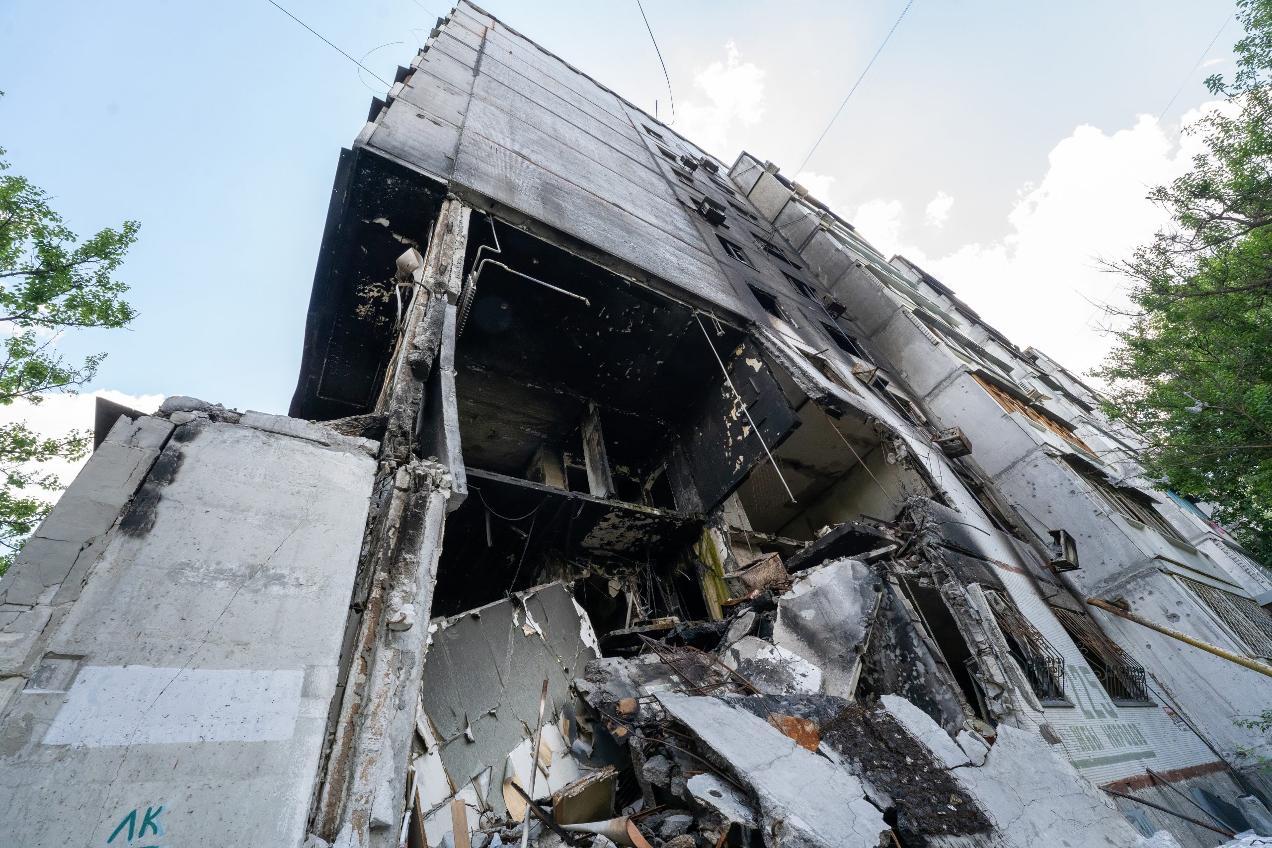 Harkiv, Ukrajina, 16.06.2022. - Stambeni blok u Harkivu oštećen ruskom vatrom. U tijeku je ruska invazija Ukrajine. foto HINA/ (jm) PAP/Mykola Kalyeniak/ ml