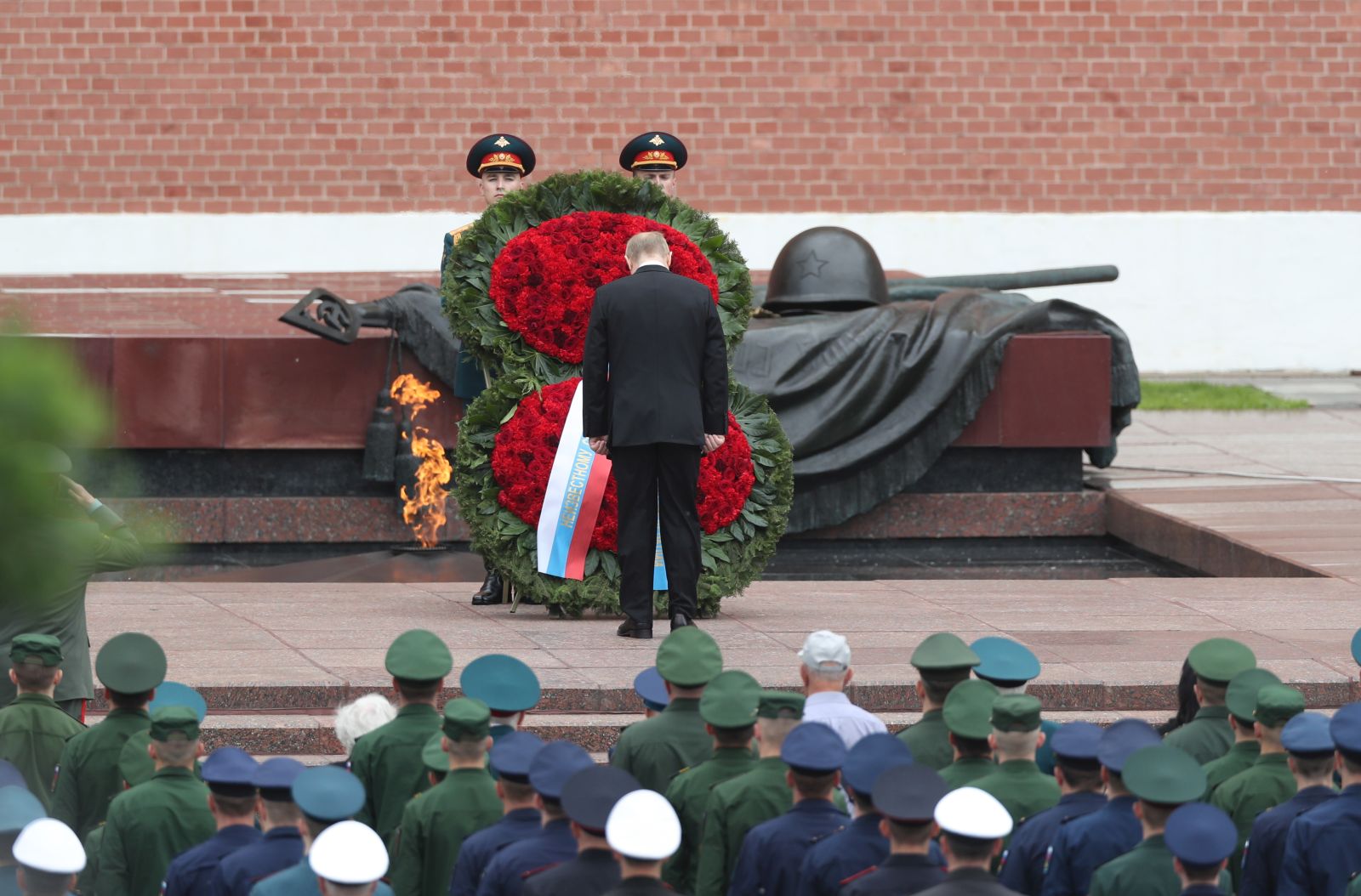 epa10027228 Russian President Vladimir Putin (C) attends a wreath-laying ceremony at the Tomb of the Unknown Soldier to mark the Day of Remembrance and Sorrow, at the Alexandrovsky Garden near the Kremlin wall in Moscow, Russia, 22 June 2022. Day of Remembrance and Sorrow is observed annually on 22 June in Russia to commemorate those who died defending the Soviet Union from Nazi Germany and its allies during Operation Barbarossa, launched on 22 June 1941.  EPA/MAXIM SHIPENKOV