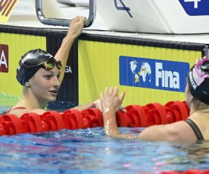 epa10028120 Summer McIntosh (L) of Canada reacts after winning the women's 200m butterfly final at the 19th FINA World Championships in Budapest, Hungary, 22 June 2022.  EPA/Tamas Kovacs HUNGARY OUT