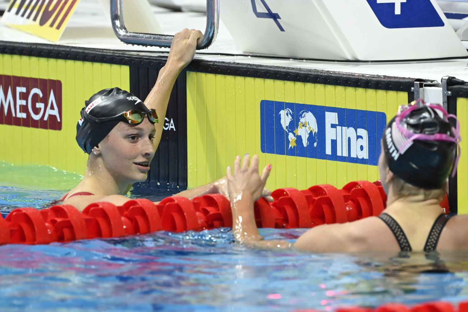 epa10028120 Summer McIntosh (L) of Canada reacts after winning the women's 200m butterfly final at the 19th FINA World Championships in Budapest, Hungary, 22 June 2022.  EPA/Tamas Kovacs HUNGARY OUT