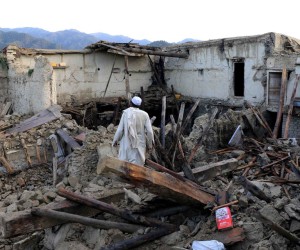epa10028882 People affected by earthquake wait for relief in Gayan village in Paktia province, Afghanistan, 23 June 2022. More than 1,000 people were killed and over 1,500 others injured after a 5.9 magnitude earthquake hit eastern Afghanistan before dawn on 22 June, Afghanistan's state-run Bakhtar News Agency reported. According to authorities the death toll is likely to rise.  EPA/STRINGER