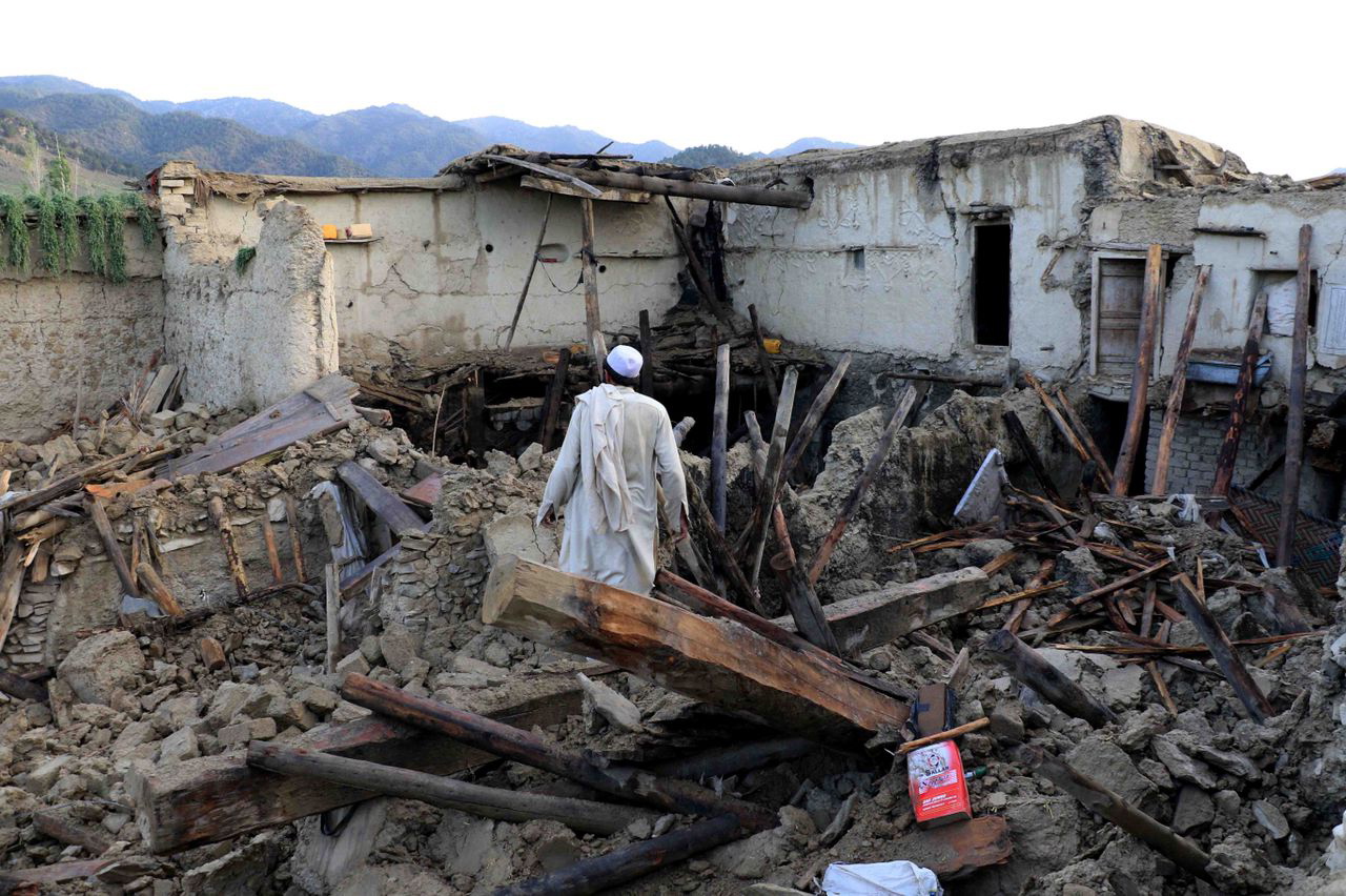 epa10028882 People affected by earthquake wait for relief in Gayan village in Paktia province, Afghanistan, 23 June 2022. More than 1,000 people were killed and over 1,500 others injured after a 5.9 magnitude earthquake hit eastern Afghanistan before dawn on 22 June, Afghanistan's state-run Bakhtar News Agency reported. According to authorities the death toll is likely to rise.  EPA/STRINGER