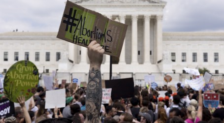 Diljem SAD-a prosvjedi protiv odluke Vrhovnog suda o pobačaju, vojska suzavcem rastjerala dio okupljenih