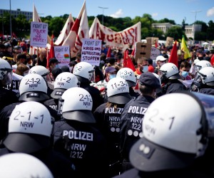 epa10033414 Police officers face activists during a demonstration related to the G7 Summit in Munich, Germany, 25 June 2022. Germany is hosting the G7 summit at Elmau Castle near Garmisch-Partenkirchen from 26 to 28 June 2022.  EPA/CLEMENS BILAN