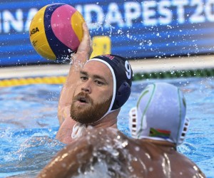 epa10037196 Chad Roman (R) of South Africa and Alexander Bowen (L) of the USA in action during the men's Water Polo round of 16 match between South Africa and the USA at the 19th FINA World Aquatics Championships in Budapest, Hungary, 27 June 2022.  EPA/Tibor Illyes HUNGARY OUT