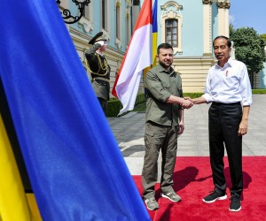 epa10041261 A handout photo made available by the Indonesian Presidential Palace shows Indonesia's President Joko Widodo (R) greeting Ukraine’s President Volodymyr Zelensky (L) during their meeting at the presidential palace in Kyiv (Kiev), Ukraine, 29 June 2022. Widodo is on a peace-building mission visit to Ukraine and Russia to urge his Russian and Ukrainian counterparts to open for dialogue and ceasefire.  EPA/LAILY RACHEV/INDONESIAN PRESIDENTIAL PALACE/ HANDOUT  HANDOUT EDITORIAL USE ONLY/NO SALES