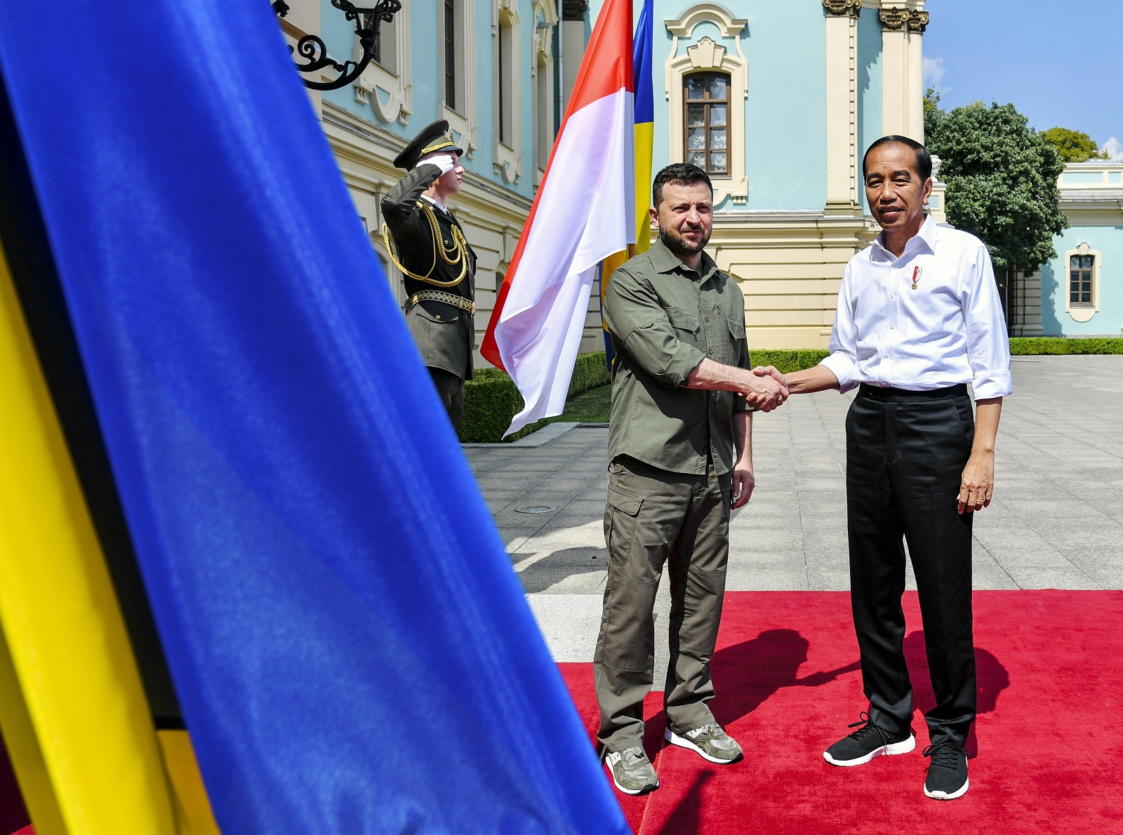 epa10041261 A handout photo made available by the Indonesian Presidential Palace shows Indonesia's President Joko Widodo (R) greeting Ukraine’s President Volodymyr Zelensky (L) during their meeting at the presidential palace in Kyiv (Kiev), Ukraine, 29 June 2022. Widodo is on a peace-building mission visit to Ukraine and Russia to urge his Russian and Ukrainian counterparts to open for dialogue and ceasefire.  EPA/LAILY RACHEV/INDONESIAN PRESIDENTIAL PALACE/ HANDOUT  HANDOUT EDITORIAL USE ONLY/NO SALES