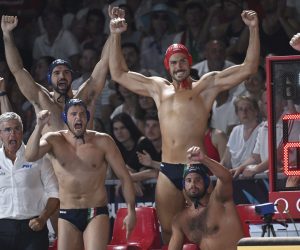 epa10042190 Players of Italy react during the men's water polo quarterfinal match Hungary vs Italy at the 19th FINA World Aquatics Championships in Hajos Alfred National Sports Swimming Pool in Budapest, Hungary, 29 June 2022.  EPA/Tibor Illyes HUNGARY OUT