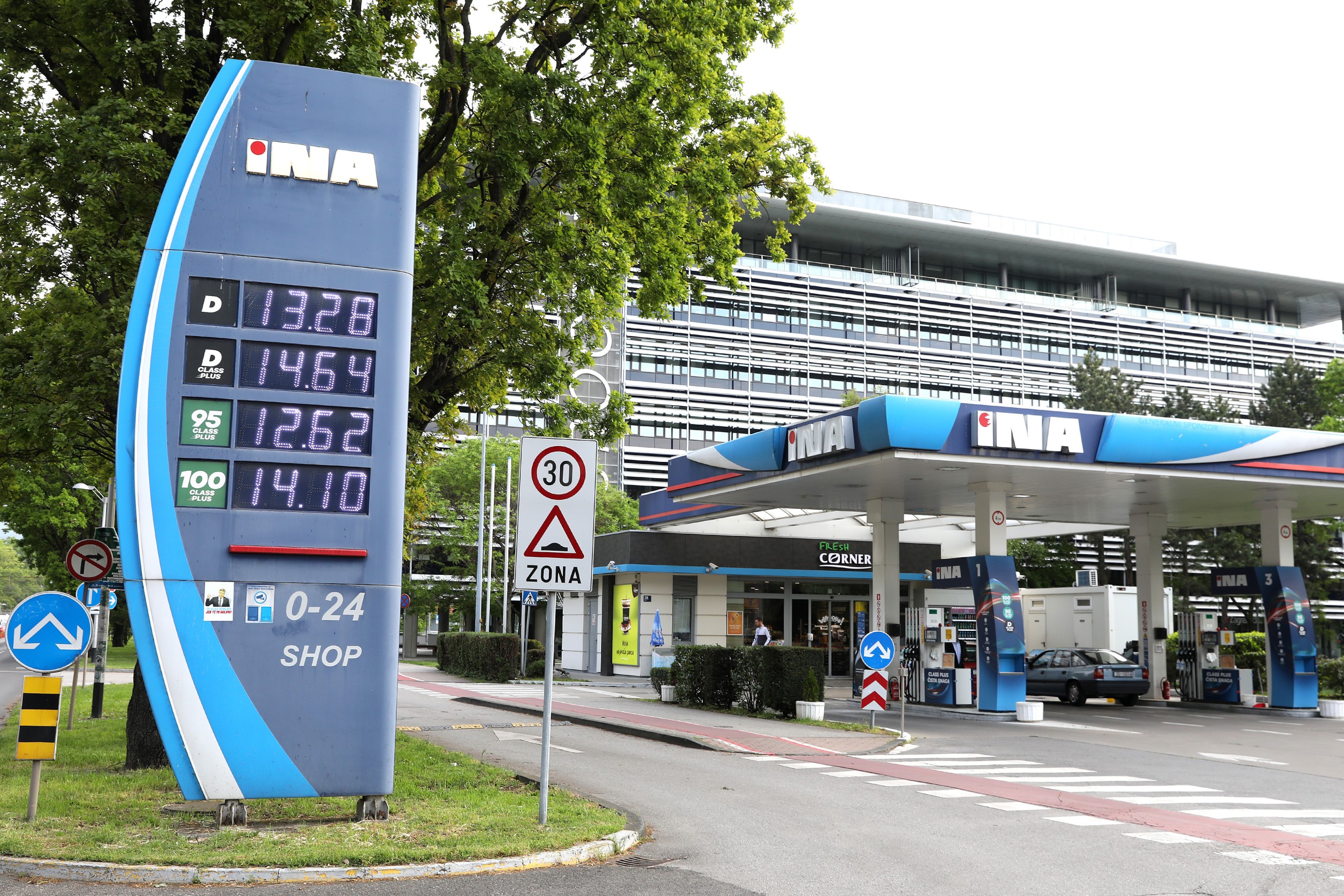 03.05.2022., Zagreb - Na benzinskim pumpama gorivo je ponovno poskupjelo. Benzin je od ponoci 12,62 kuna, dizel 13.28, a plavi dizel 9,39 kuna.
  Photo: Patrik Macek/PIXSELL