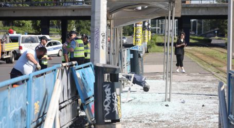 Novi detalji: U naletu automobila na tramvajsku stanicu ozlijeđeno troje djece