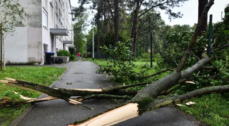 Veliko nevrijeme u dijelovima Slavonije, vjetar rušio stabla u Zagrebu