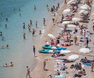 13.06.2022., Plaza Banje, Dubrovnik - Guzva na najpoznatijoj dubrovackoj plazi.
  Photo: Grgo Jelavic/PIXSELL