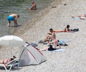 14.06.2022., Rijeka - Ljudi uzivaju na plazi Ploce u kupanju i suncanju. 


 Photo: Nel Pavletic/PIXSELL
