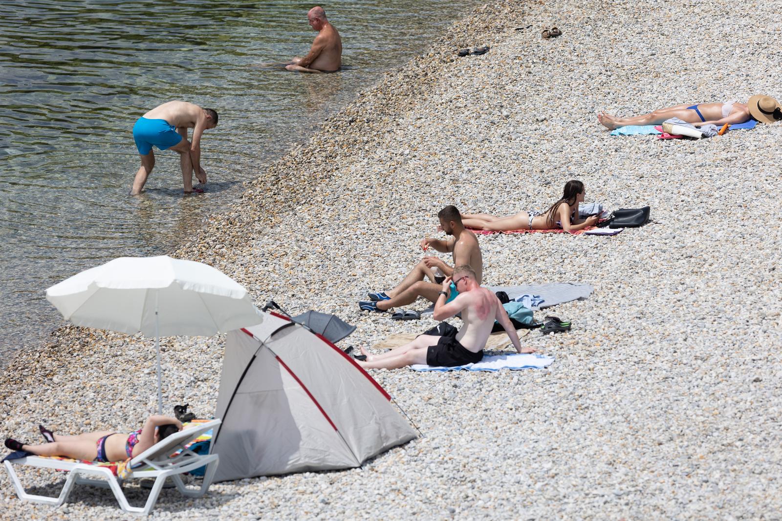 14.06.2022., Rijeka - Ljudi uzivaju na plazi Ploce u kupanju i suncanju. 


 Photo: Nel Pavletic/PIXSELL