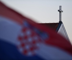 16.04.2022., Zagreb - Kriz na crkvi i zastava Hrvatske Photo: Igor Soban/PIXSELL