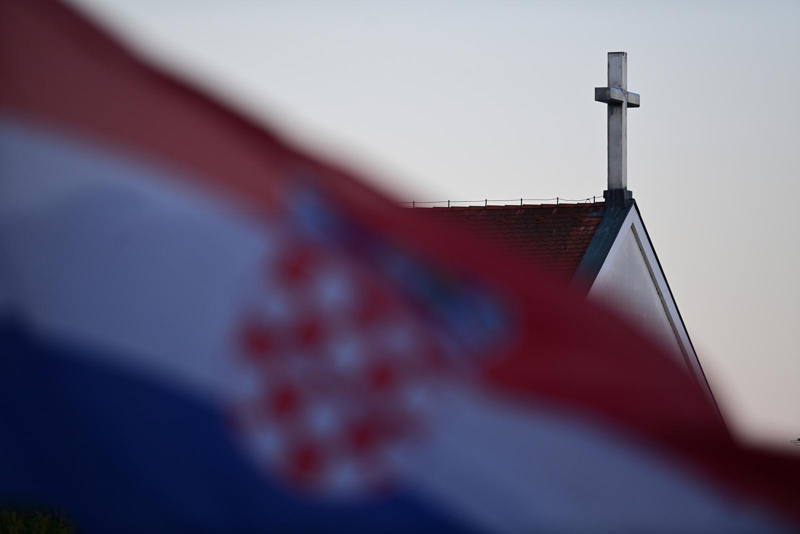 16.04.2022., Zagreb - Kriz na crkvi i zastava Hrvatske Photo: Igor Soban/PIXSELL