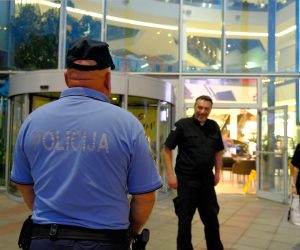 16.06.2022., Zagreb - Nova dojava o bombi ispraznila je Avenue Mall. Photo: Slaven Branislav Babic/PIXSELL