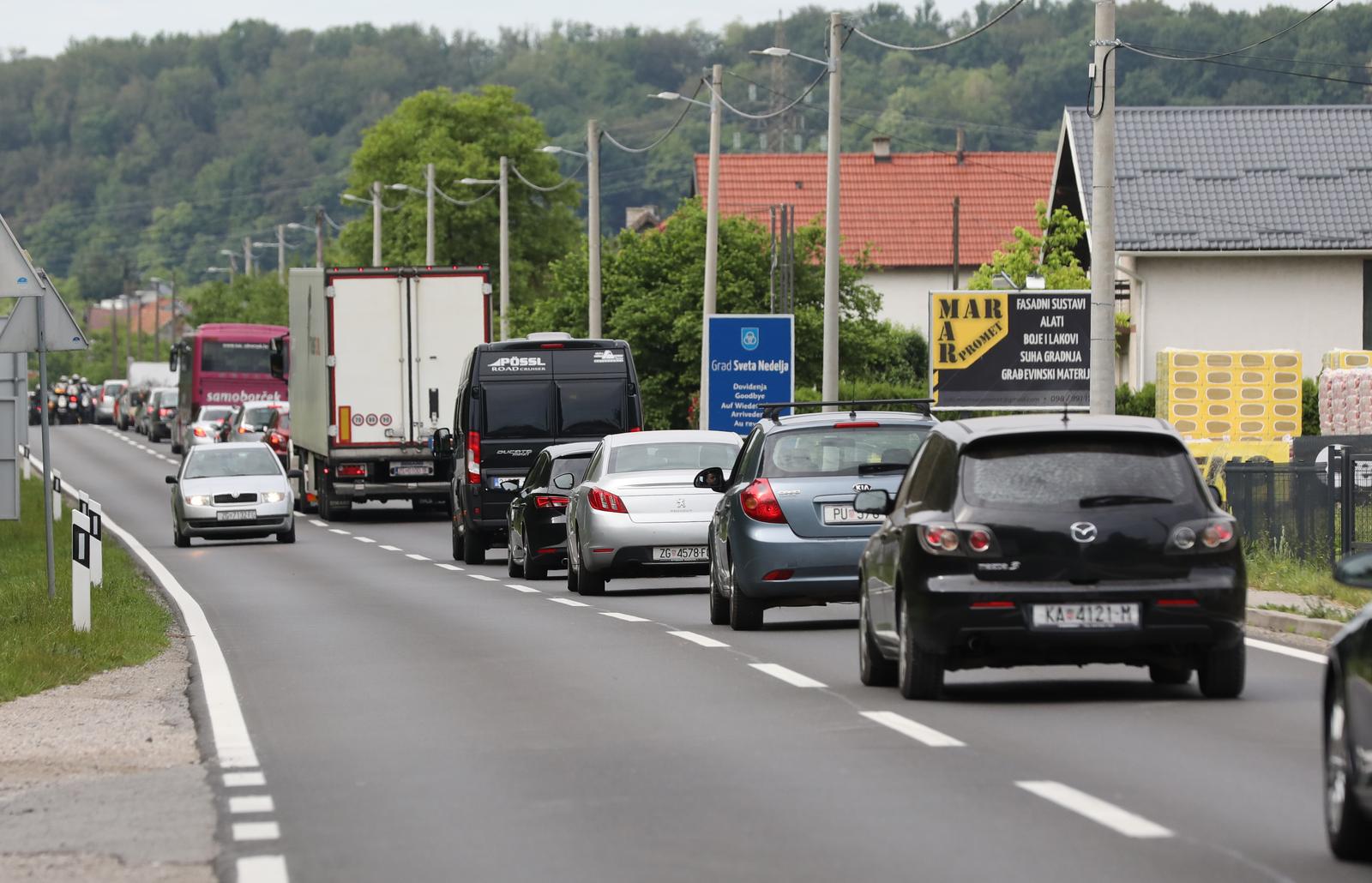 Prometna guzva na staroj Karlovackoj cesti jer je u tijeku ocevid na autocesti u blizini odmorica Desinec gdje se dogodio napad Torcide na policijske sluzbenike .  Photo: Emica Elvedji/PIXSELL