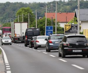 Prometna guzva na staroj Karlovackoj cesti jer je u tijeku ocevid na autocesti u blizini odmorica Desinec gdje se dogodio napad Torcide na policijske sluzbenike .  Photo: Emica Elvedji/PIXSELL