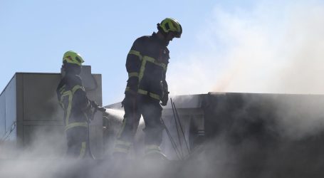 Lokaliziran veliki požar u Kaštel Štafiliću. Tri osobe završile u bolnici