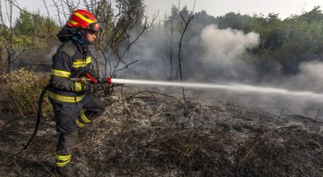 Buknuo požar kod Hvara, dva kanadera stigla u pomoć