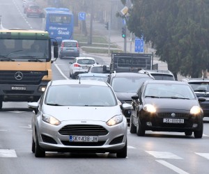 28.10.2021., Sisak - Dnevna ili kratka svjetla na motornim vozilima obvezna su danju u razdoblju od 1. studenog do 31. ozujka. Photo: Nikola Cutuk/PIXSELL
