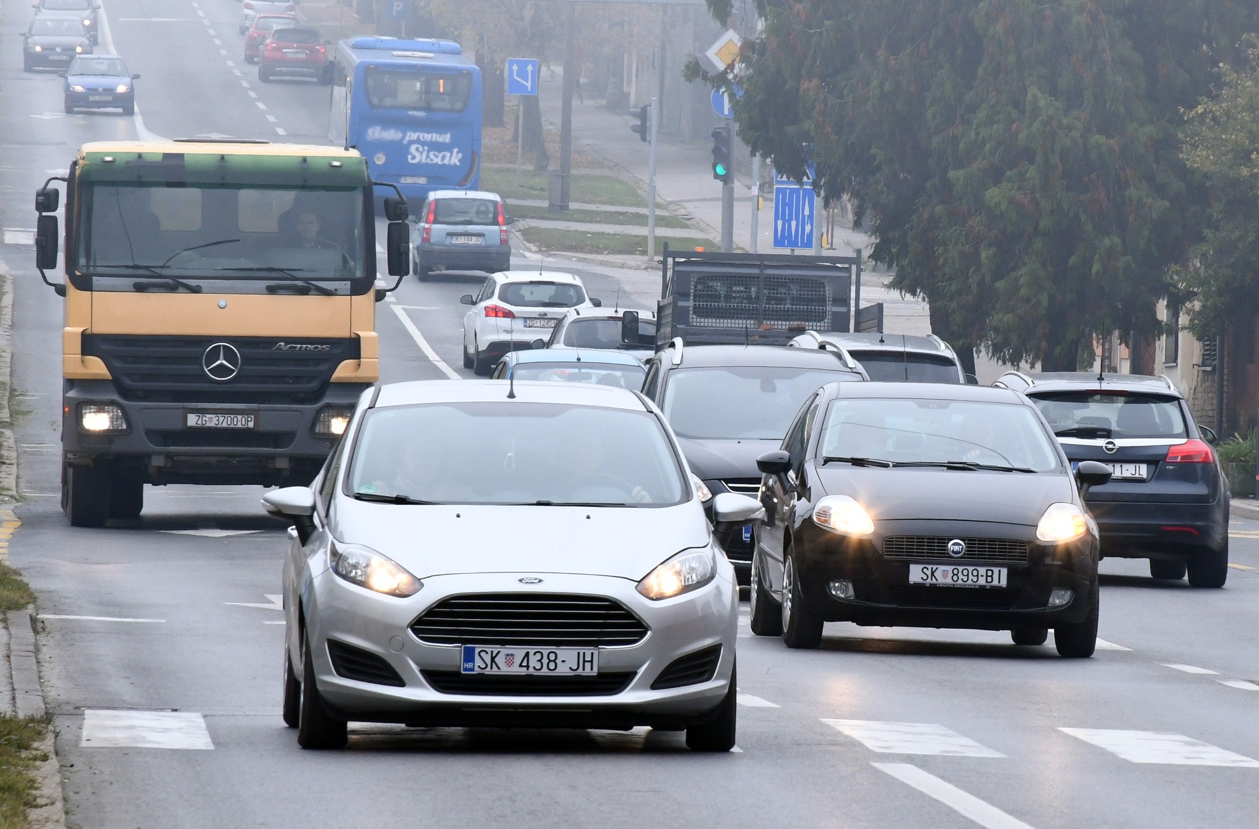 28.10.2021., Sisak - Dnevna ili kratka svjetla na motornim vozilima obvezna su danju u razdoblju od 1. studenog do 31. ozujka. Photo: Nikola Cutuk/PIXSELL