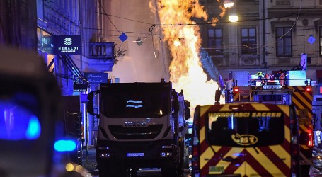 Zapalio se bager u centru Zagreba, ozlijeđen vozač, a plamen je bio visok 10 metara
