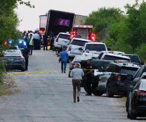 Law enforcement officers work at the scene where people were found dead inside a trailer truck in San Antonio, Texas, U.S. June 27, 2022. REUTERS/Kaylee Greenlee Beal Photo: KAYLEE GREENLEE BEAL/REUTERS