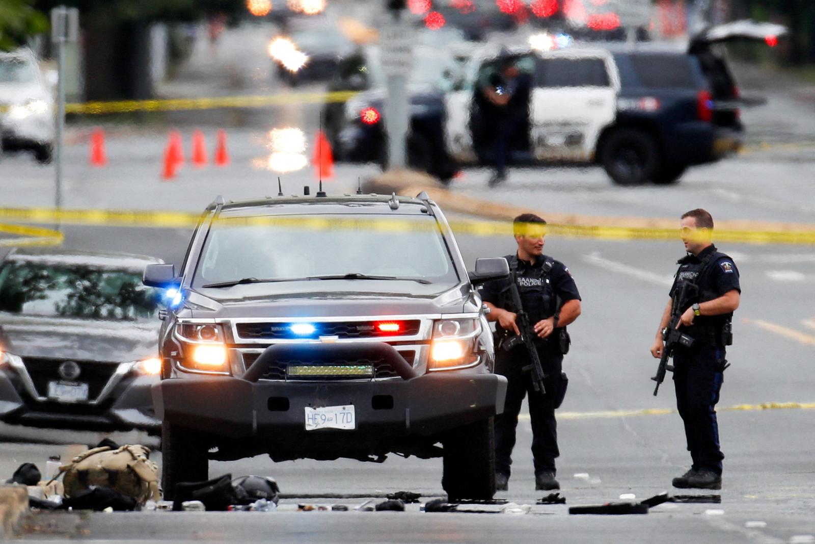 Police officers gather after two armed men entering a bank were killed in a shootout with police in Saanich, British Columbia, Canada June 28, 2022. REUTERS/Kevin Light     TPX IMAGES OF THE DAY Photo: KEVIN LIGHT/REUTERS
