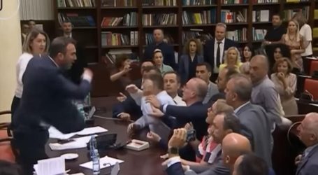 Pogledajte kaos u makedonskom parlamentu. Šalicom pogodio zastupnika u lice