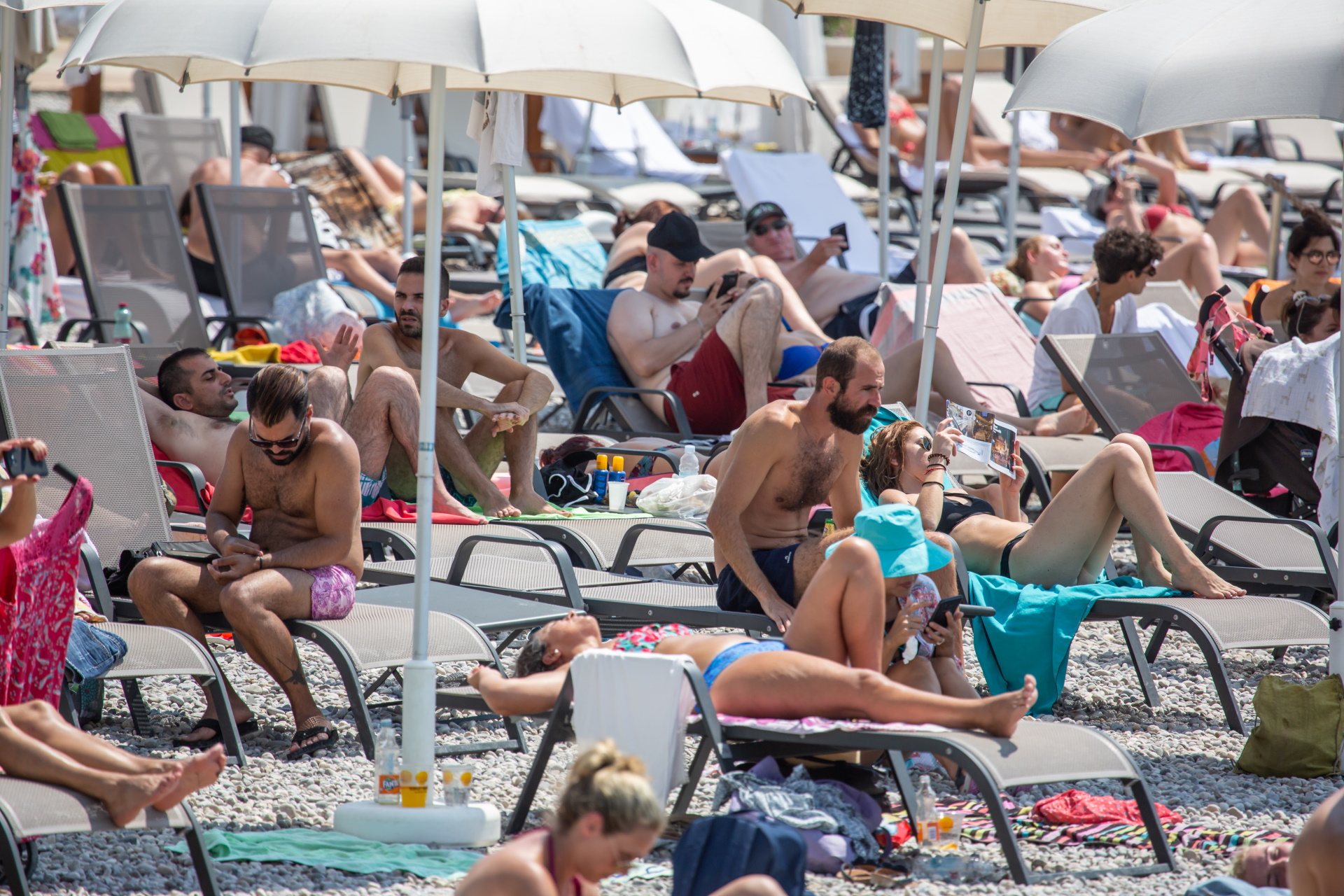 09.08.2018., Sunset beach, Dubrovnik - Uvala Lapad, Sunset beach, najtopliji dan i najjace UV zracenje ocito ne smeta mnogobrojnim kupacima.
Photo: Grgo Jelavic/PIXSELL