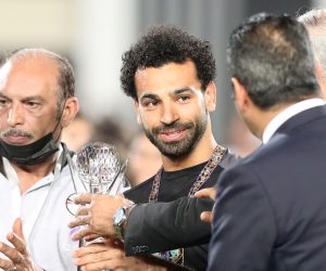 epa09998399 Egypt's Mohamed Salah (C) receives a personal award from the Egypt Football Association before the Africa Cup of Nations (AFCON) qualifying soccer match between Egypt and Guinea in Cairo, Egypt, 05 June 2022.  EPA/KHALED ELFIQI