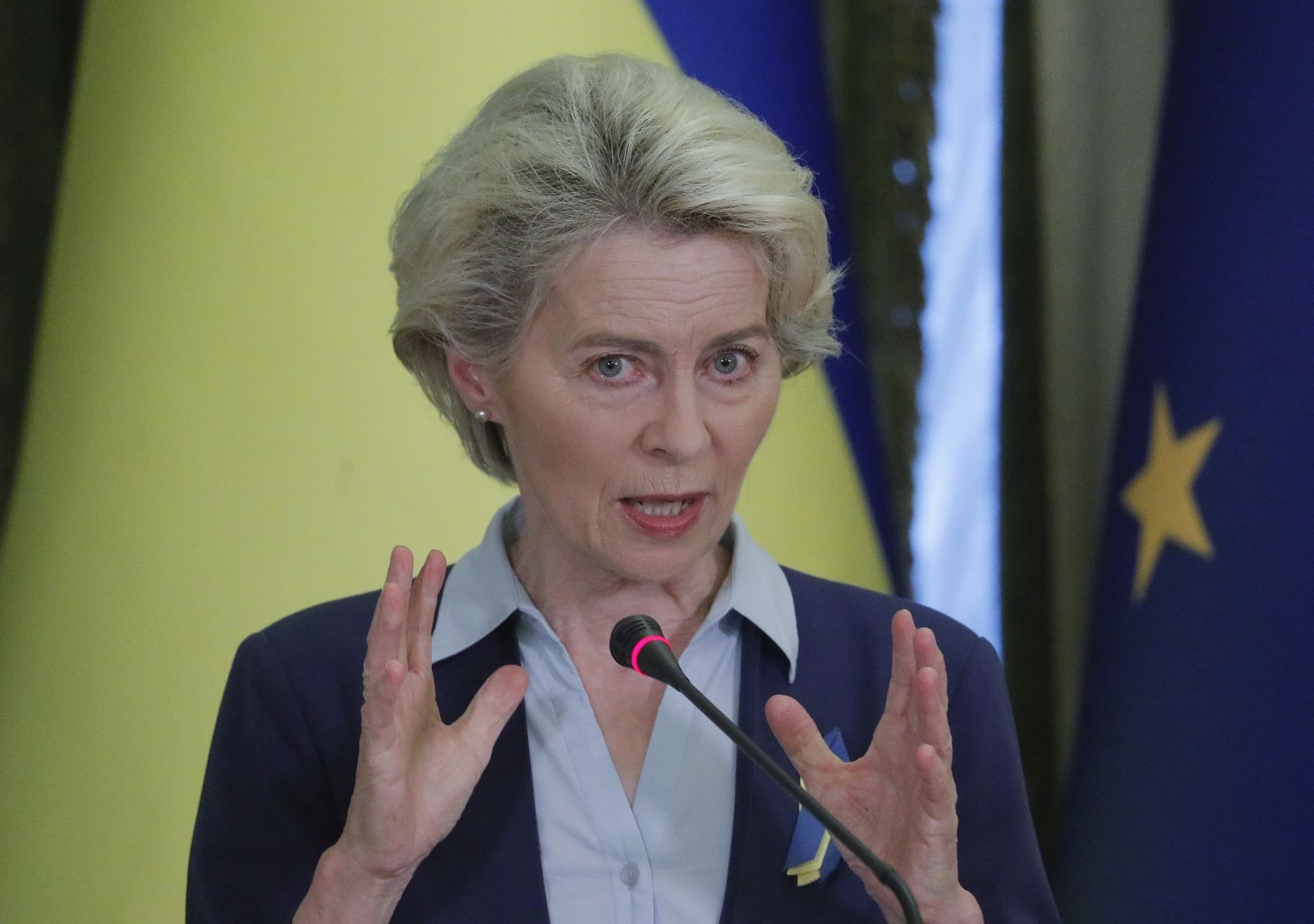 epa10007667 President of EU Commission Ursula von der Leyen giving her statement after meeting with Ukrainian President Volodymyr Zelensky in Kyiv, Ukraine, 11 June 2022. Ursula von der Leyen arrived in Kyiv for a working visit to meet with top officials and express their support for Ukraine amid the Russian invasion.  EPA/SERGEY DOLZHENKO