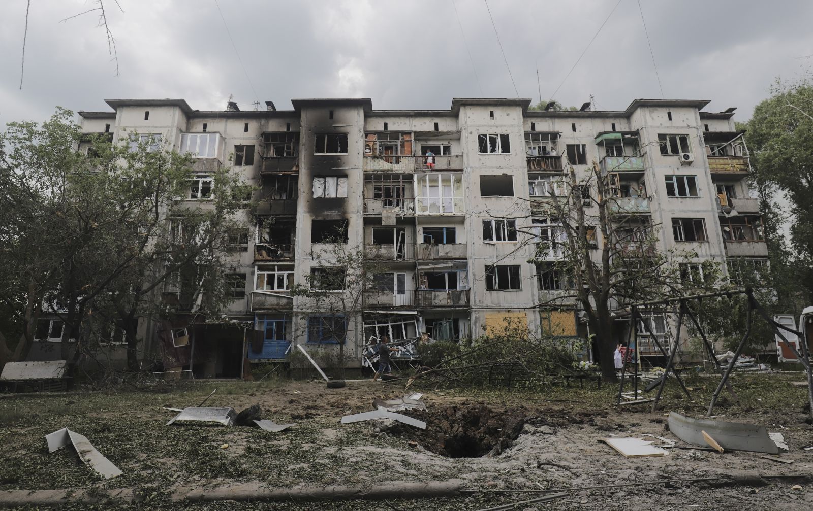 epa10011221 A residential building damaged in recent shelling in the city of Bakhmut, Donetsk region, eastern Ukraine, 13 June 2022, amid the Russian invasion. Russian troops on 24 February entered Ukrainian territory, starting a conflict that has provoked destruction and a humanitarian crisis.  EPA/STRINGER