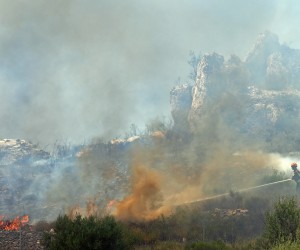 Split, 20.06.2022. - Vatrogasci gase požar koji je izbio na Lovrincu, nedaleko od City Centera one. foto HINA/ Mario STRMOTIĆ/ ms