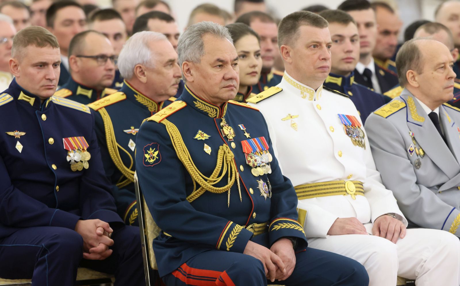 epa10025438 Russian Defence Minister Sergei Shoigu (C) attends a meeting of Russian President Vladimir Putin with graduates of the Russian military schools during a meeting at the Kremlin in Moscow, Russia, 21 June 2022.  EPA/MIKHAIL METZEL / KREMLIN POOL / SPUTNIK / MANDATORY CREDIT