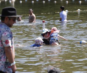 epaselect epa10027046 People cool off at Lake Temescal at the Temescal Regional Recreation Area in Oakland, California, USA, 21 June 2022. California is experiencing a heat wave on the first day of summer.  EPA/JOHN G. MABANGLO