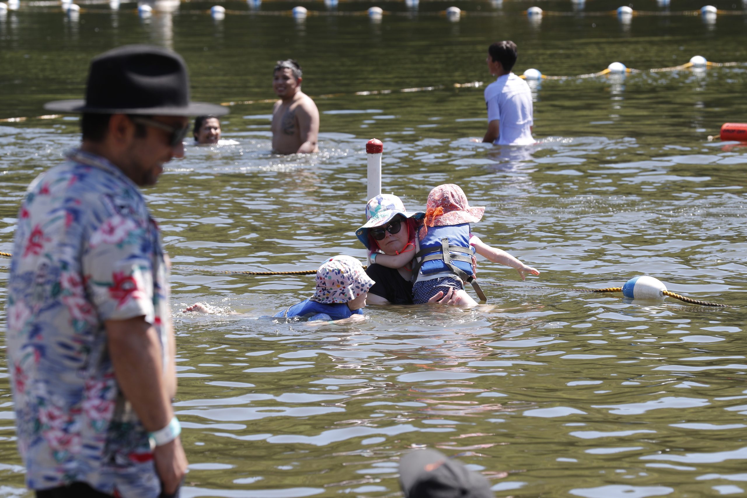 epaselect epa10027046 People cool off at Lake Temescal at the Temescal Regional Recreation Area in Oakland, California, USA, 21 June 2022. California is experiencing a heat wave on the first day of summer.  EPA/JOHN G. MABANGLO