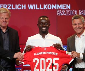 epa10027878 Sadio Mane (C) poses with the team's shirt with Bayern Munich CEO Oliver Kahn (L) and Bayern Munich Chairman of the Supervisory Board Herbert Hainer at a press conference during his presentation as a new signing for Bayern Munich, Munich, 22 June 2022. The Senegalese international left Liverpool FC after six years to join the German champions on a three-year contract.  EPA/MARTIN DIVISEK