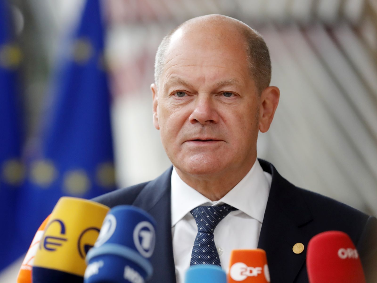 epa10029028 German Chancellor Olaf Scholz speaks to media as he arrives for an EU-Western Balkans leaders' meeting in Brussels, Belgium, 23 June 2022. The progress on EU integration and the challenges which the Western Balkans countries face in connection to the Russian invasion of Ukraine are topping the agenda when EU and Western Balkan leaders meet prior a European Council meeting.  EPA/STEPHANIE LECOCQ