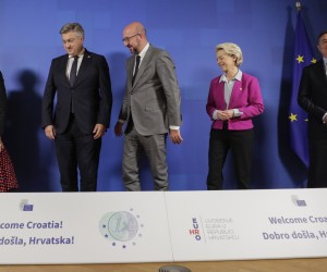 epa10031772 (L-R) Christine Lagarde, president of the European Central Bank (ECB), Croatian Prime Minister Andrej Plenkovic, European Council President Charles Michel, European Commission President Ursula von der Leyen and President of the Eurogroup Irish finance minister Pachal Donohoe pose for a family picture as Croatia will join the eurozone in 2023, on the second day of EU Summit in Brussels, Belgium, 24 June 2022. The latest developments concerning cost-of-living, raging inflation and energy war waged by Russia are topping the agenda when EU member states leaders meet for a European Council meeting.  EPA/OLIVIER HOSLET / POOL