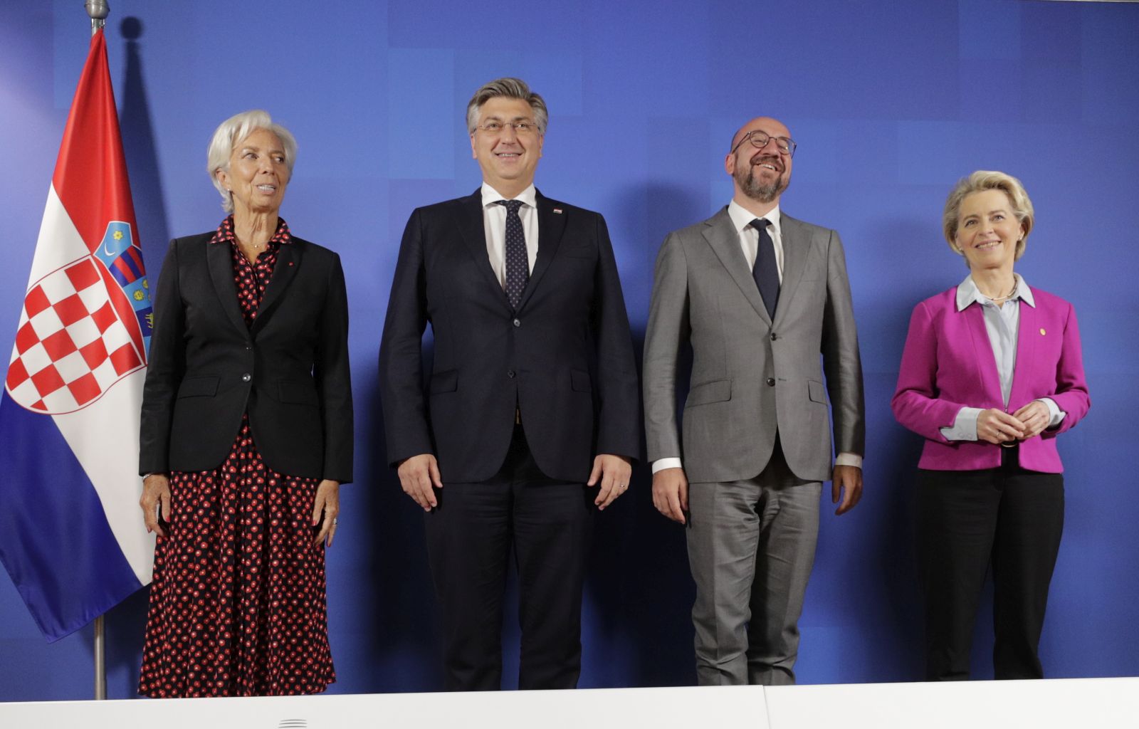 epa10031767 (L-R) Christine Lagarde, president of the European Central Bank (ECB), Croatian Prime Minister Andrej Plenkovic, European Council President Charles Michel, European Commission President Ursula von der Leyen and President of the Eurogroup Irish finance minister Pachal Donohoe pose for a family picture as Croatia will join the eurozone in 2023, on the second day of EU Summit in Brussels, Belgium, 24 June 2022. The latest developments concerning cost-of-living, raging inflation and energy war waged by Russia are topping the agenda when EU member states leaders meet for a European Council meeting.  EPA/OLIVIER HOSLET / POOL