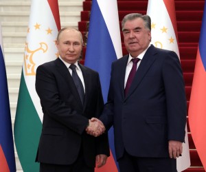 epa10038645 Russian President Vladimir Putin (L) shakes hands with Tajikistan's President Emomali Rahmon (R) during their meeting in Dushanbe, Tajikistan, 28 June 2022. Russian President is on a working visit to Tajikistan.  EPA/ALEXANDER SHCHERBAK / KREMLIN POOL / SPUTNIK MANDATORY CREDIT